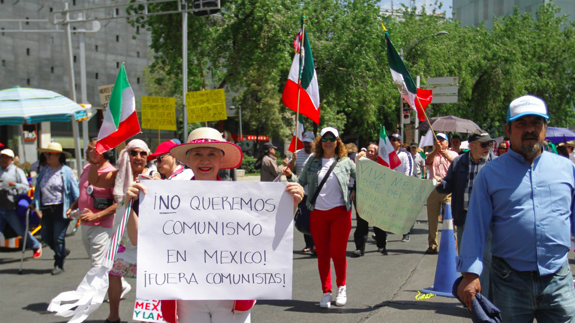 Ciudadanos marchan contra el gobierno de López Obrador