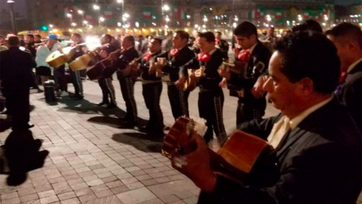 Mariachis se manifiestan en Palacio Nacional