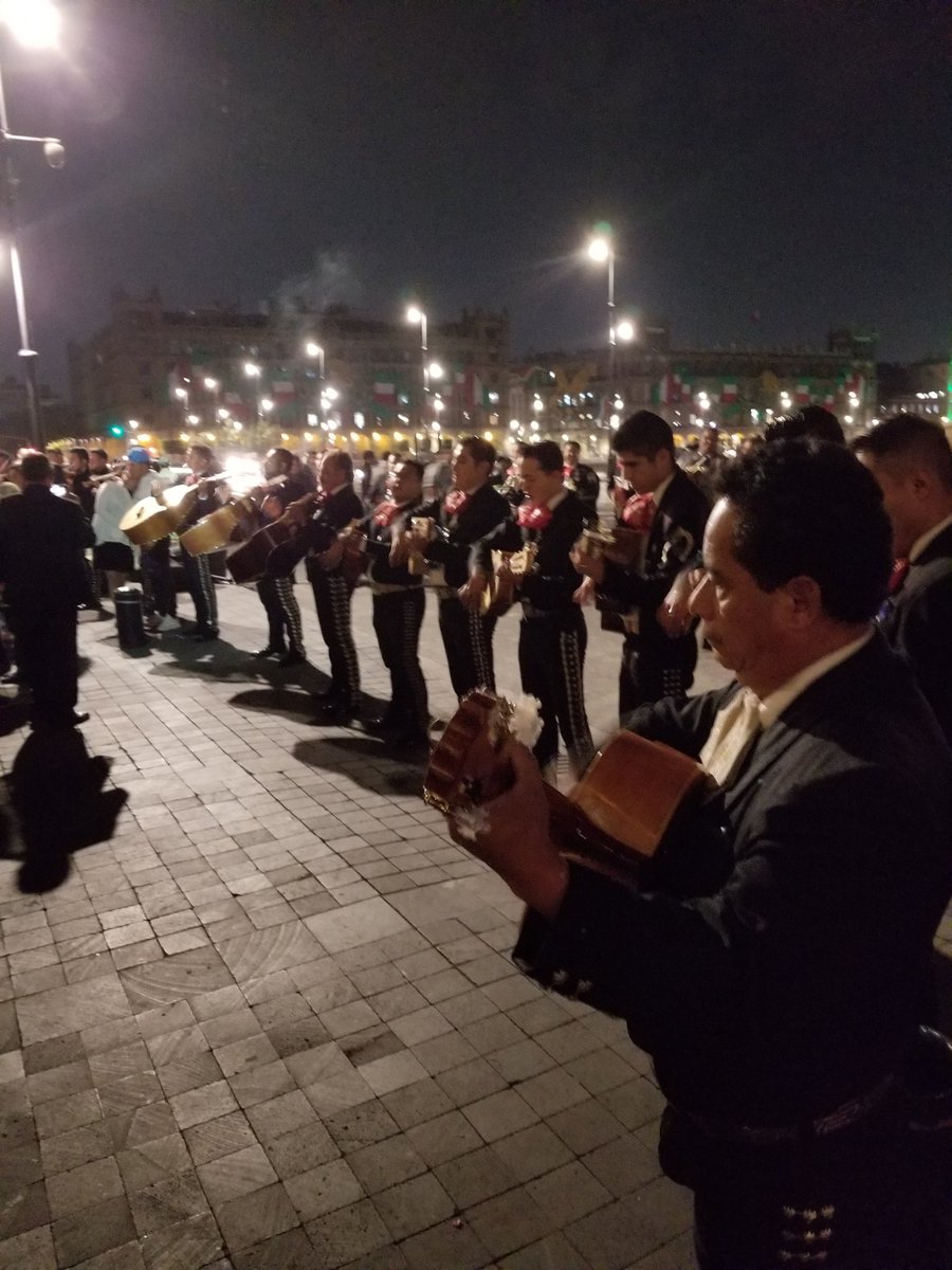 Mariachis se manifiestan en Palacio Nacional - mariachis-protestan-en-palacio-nacional