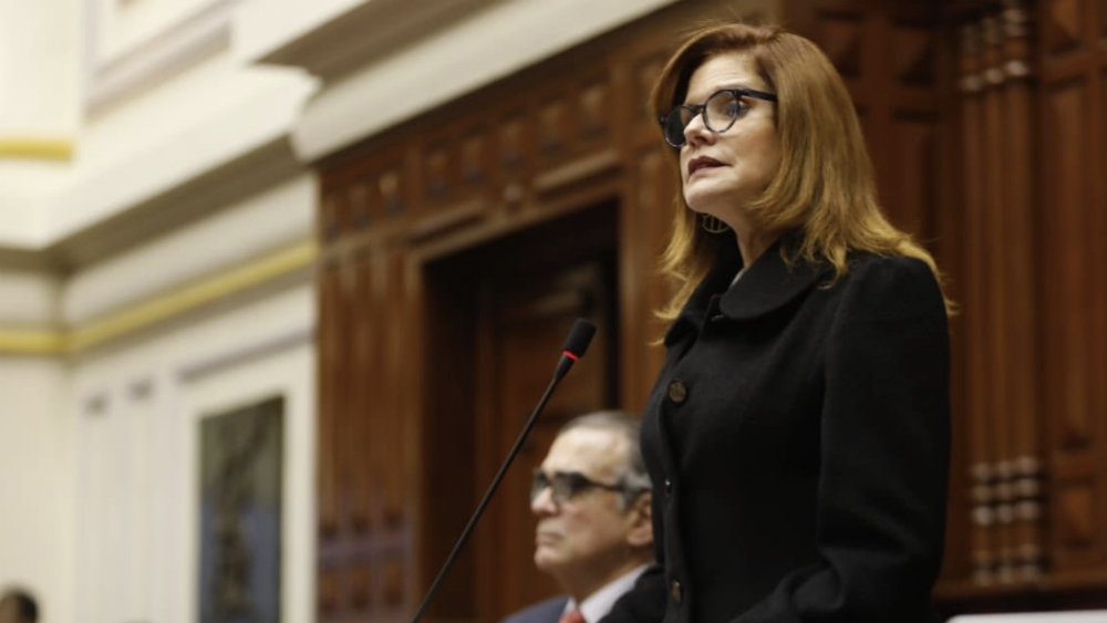 Mercedes Aráoz jura como presidenta encargada de Perú