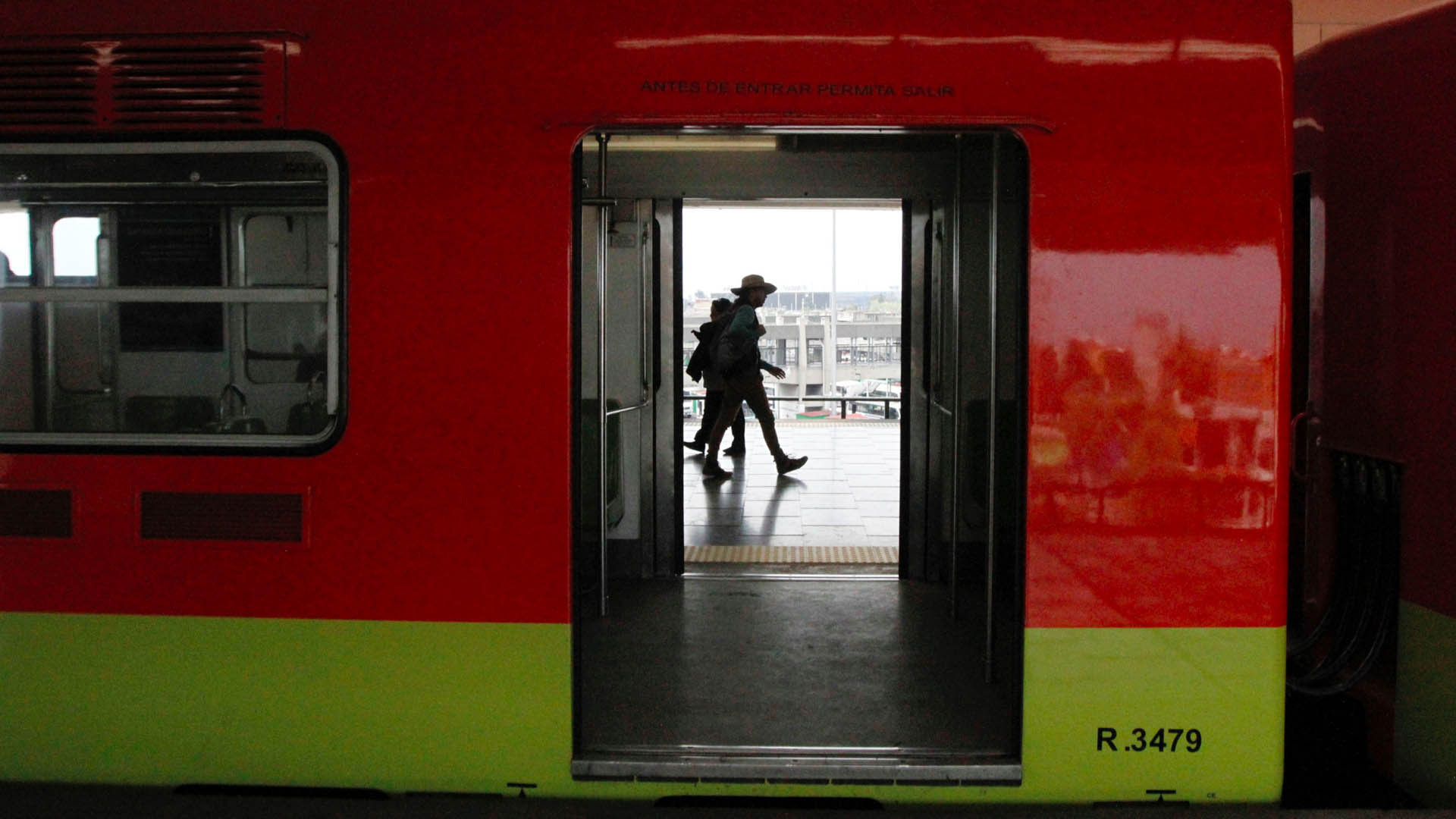Casi un millón de personas se saltan los torniquetes del Metro