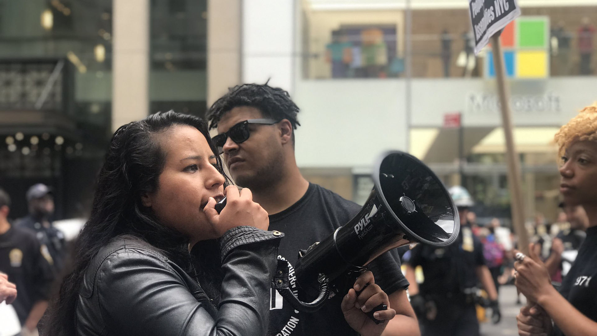 Protestan en tienda de Microsoft en EE.UU. por contrato con migración