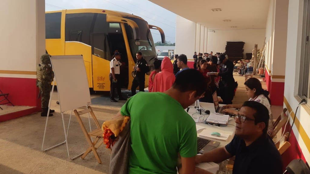 Aseguran a 195 migrantes en carretera de Veracruz