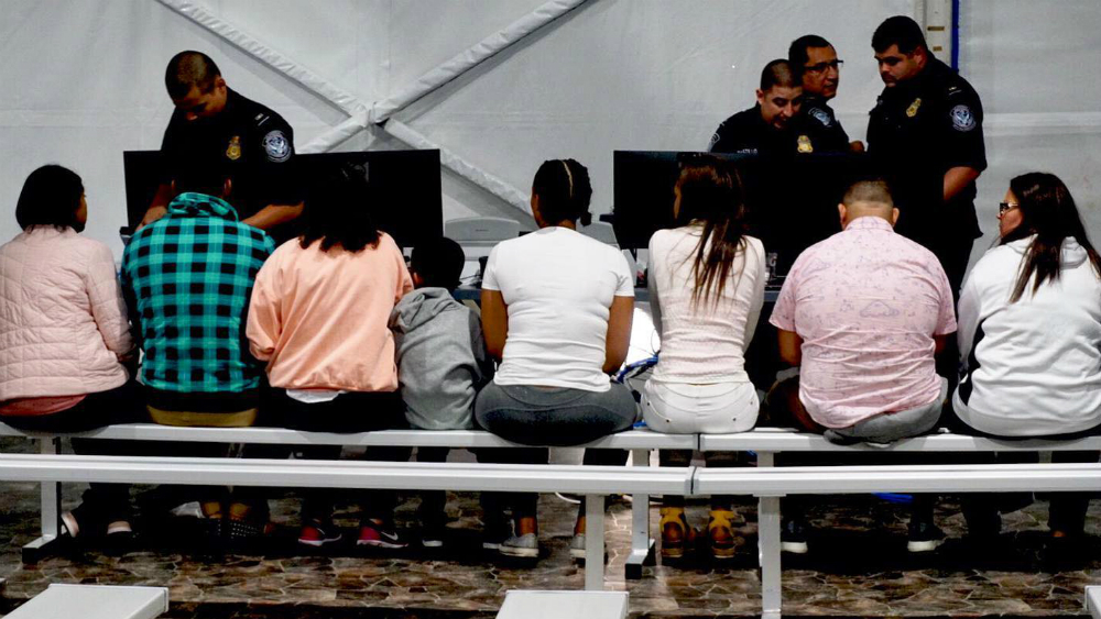 Propone EE.UU. aumentar tarifas para solicitantes de asilo