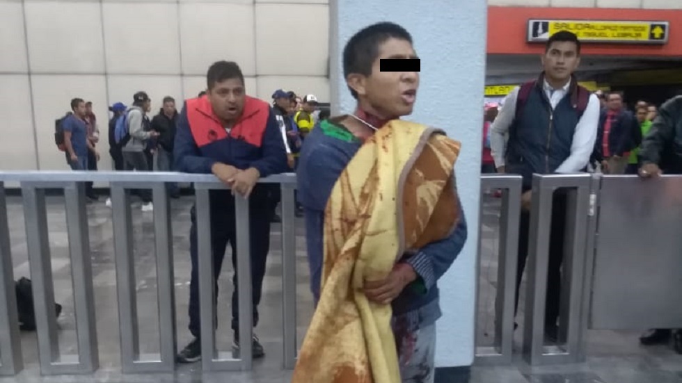 Hombre se corta el cuello en Metro Pantitlán - momento-en-que-amenaza-con-cortarse-el-cuello
