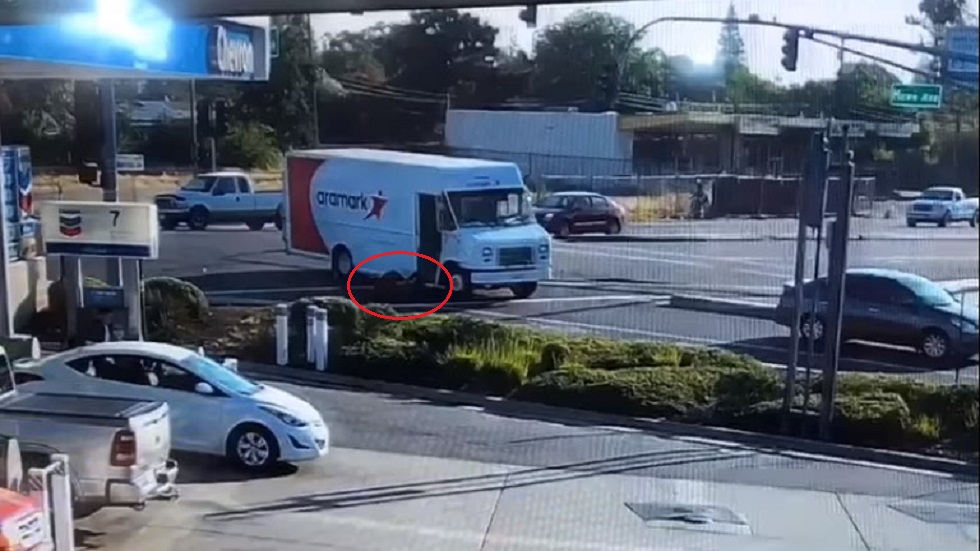 #Video Conductor ebrio cae de camión repartidor al girar abruptamente