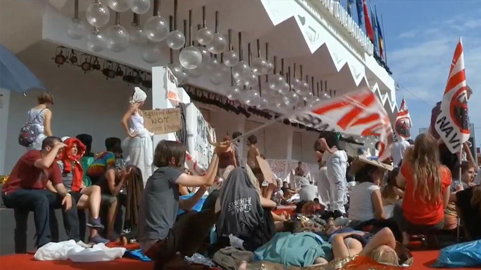 Activistas del cambio climático ocupan la alfombra roja de la Mostra Activistas del cambio climático ocupan la alfombra roja de la Mostra