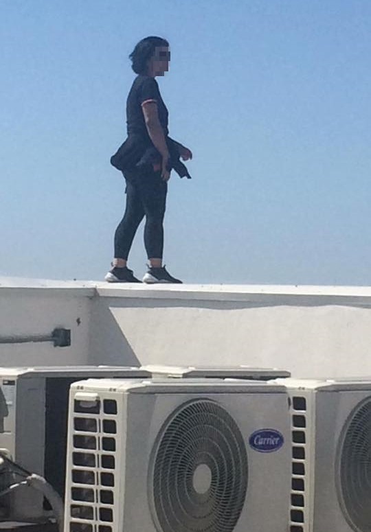 #Video Mujer se suicida lanzándose de azotea de hotel en Tijuana - mujer-a-punto-de-saltar-de-azotea-de-hotel