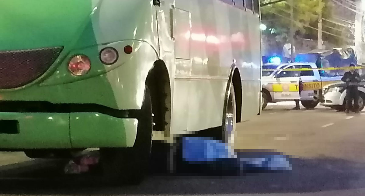 Mujer muere atropellada por camión de transporte público en Universidad
