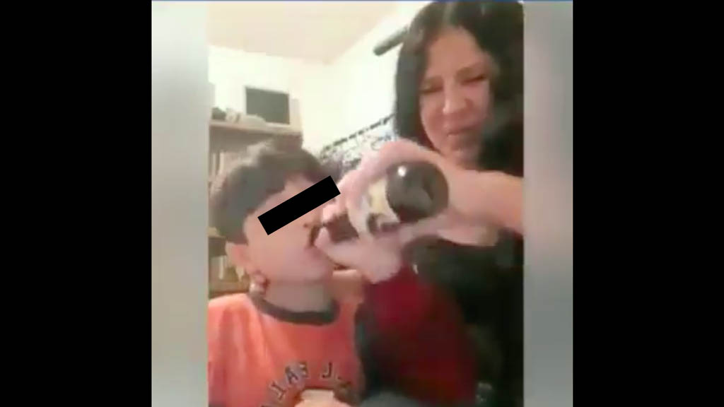 DIF busca a mujer que aparece en video dando cerveza y cigarro a su hijo
