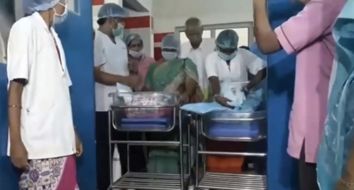 Mujer de 73 años da a luz a gemelas en la India