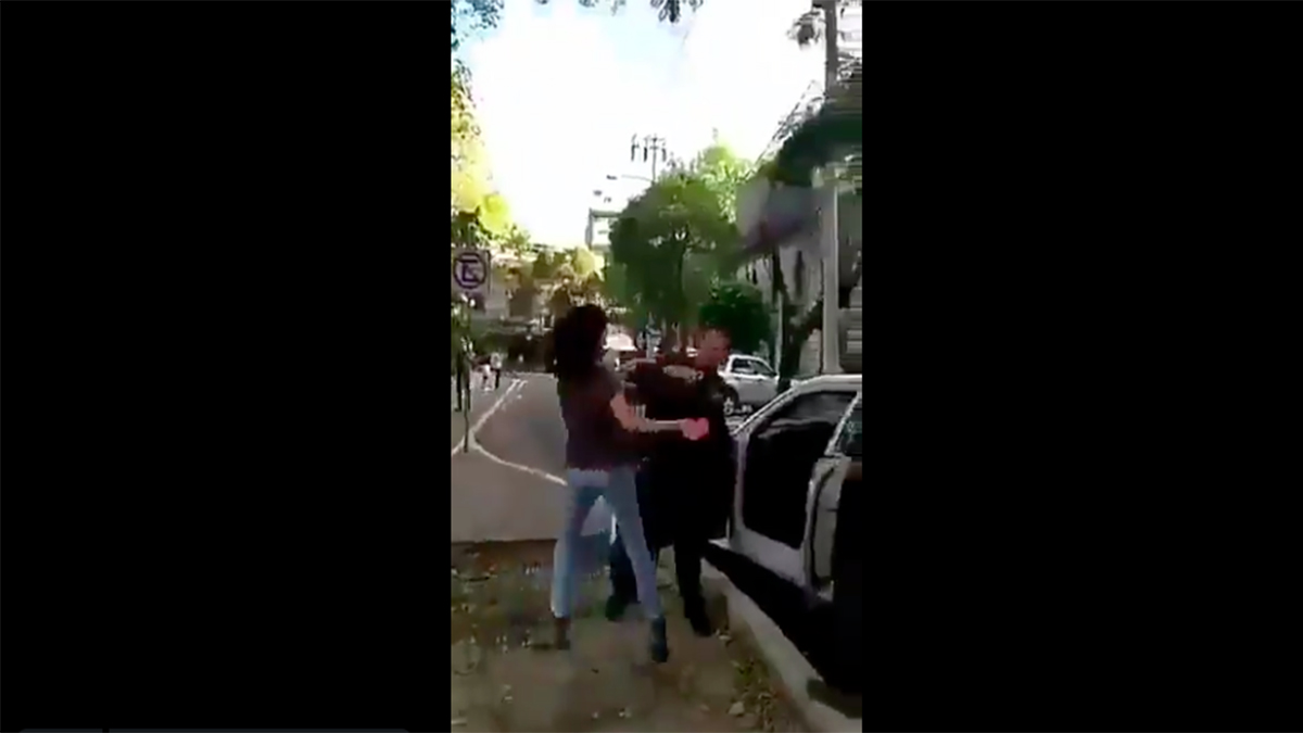 #Video Mujer intenta robar una patrulla en la colonia Roma #Video Mujer intenta robar una patrulla en la colonia Roma