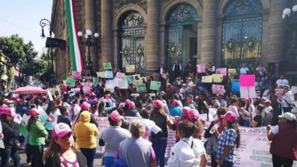 Mujeres comerciantes protestan en el Congreso de la CDMX