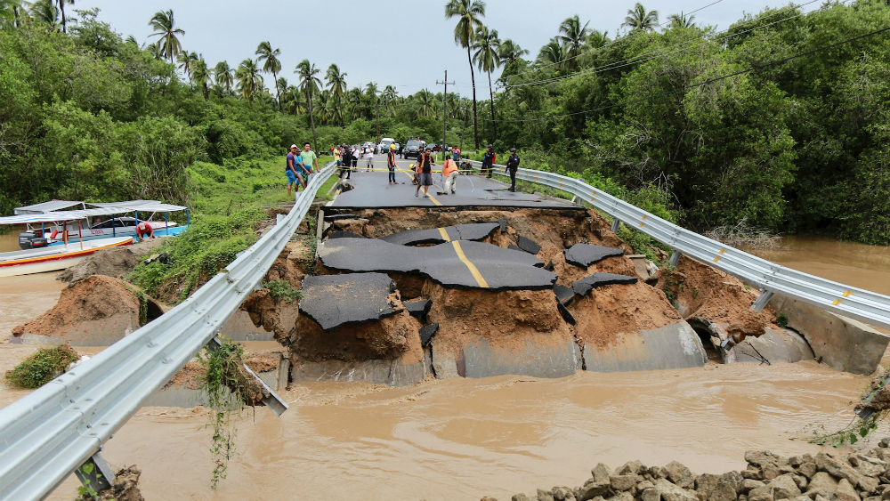 Al menos 17 localidades de Oaxaca permanecen incomunicadas tras paso de Narda