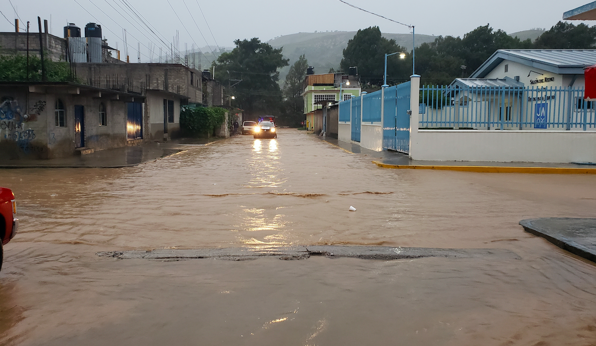 Narda deja un muerto e inundaciones en su paso por Oaxaca