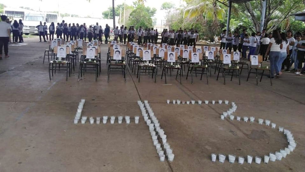 Alumnos y maestros de México se solidarizan con Normal de Ayotzinapa