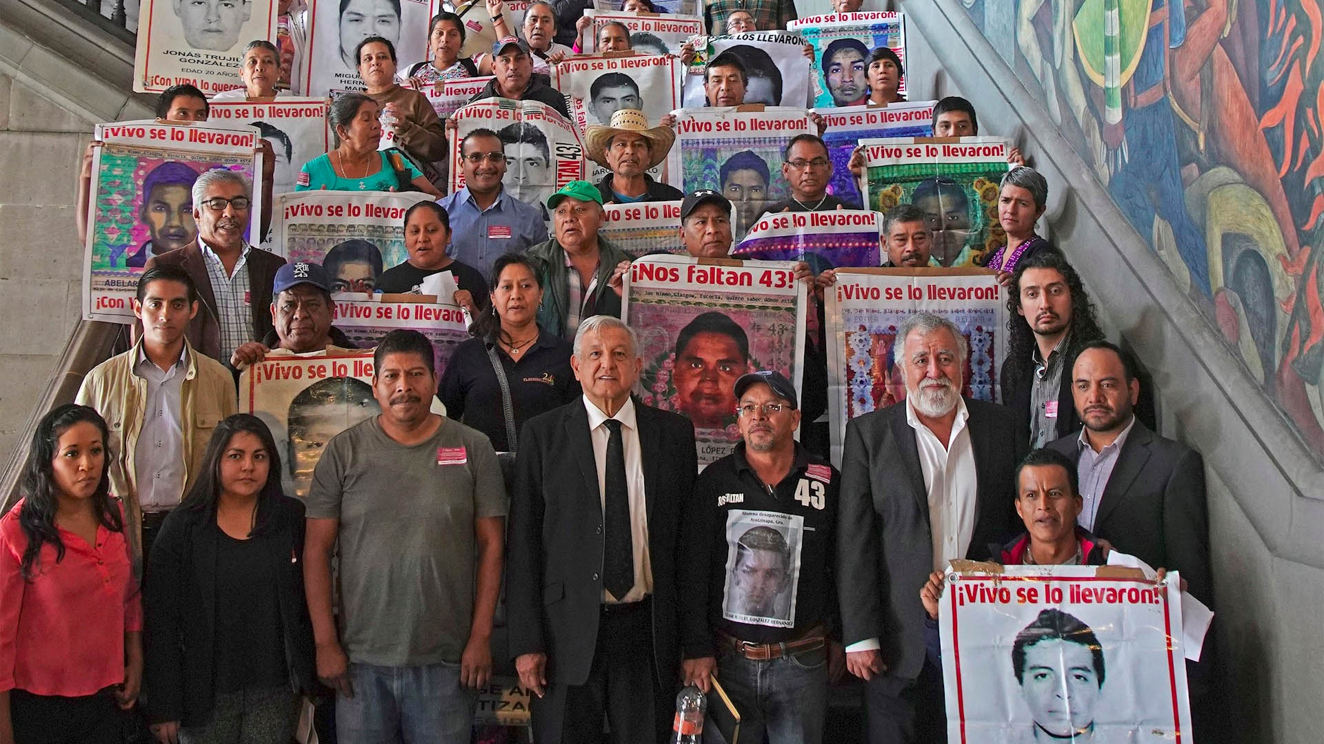 Padres de normalistas de Ayotzinapa condenan liberación de implicados