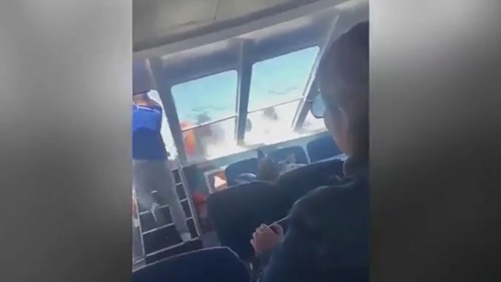 #Video Ola gigante golpea barco de observadores de ballenas