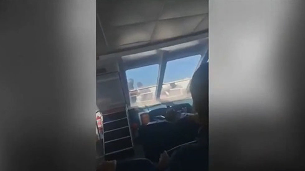 #Video Ola gigante golpea barco de observadores de ballenas - ola-gigante-contra-barco-en-australia