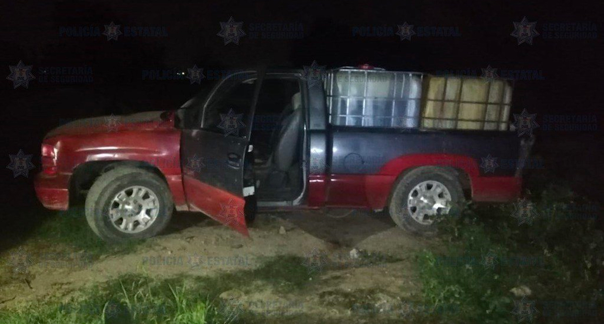 Abandonan dos camionetas con 3 mil litros de gasolina robada en Edomex