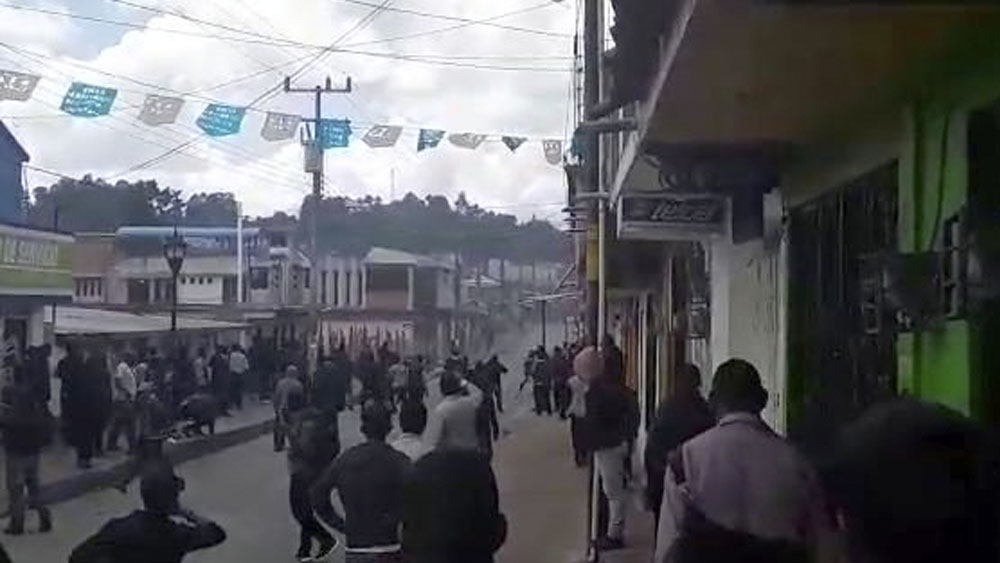 Habitantes de Oxchuc abren tramo carretero tras enfrentamiento