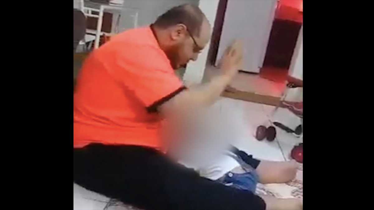 #Video Padre golpea a bebé por no poder mantenerse en pie
