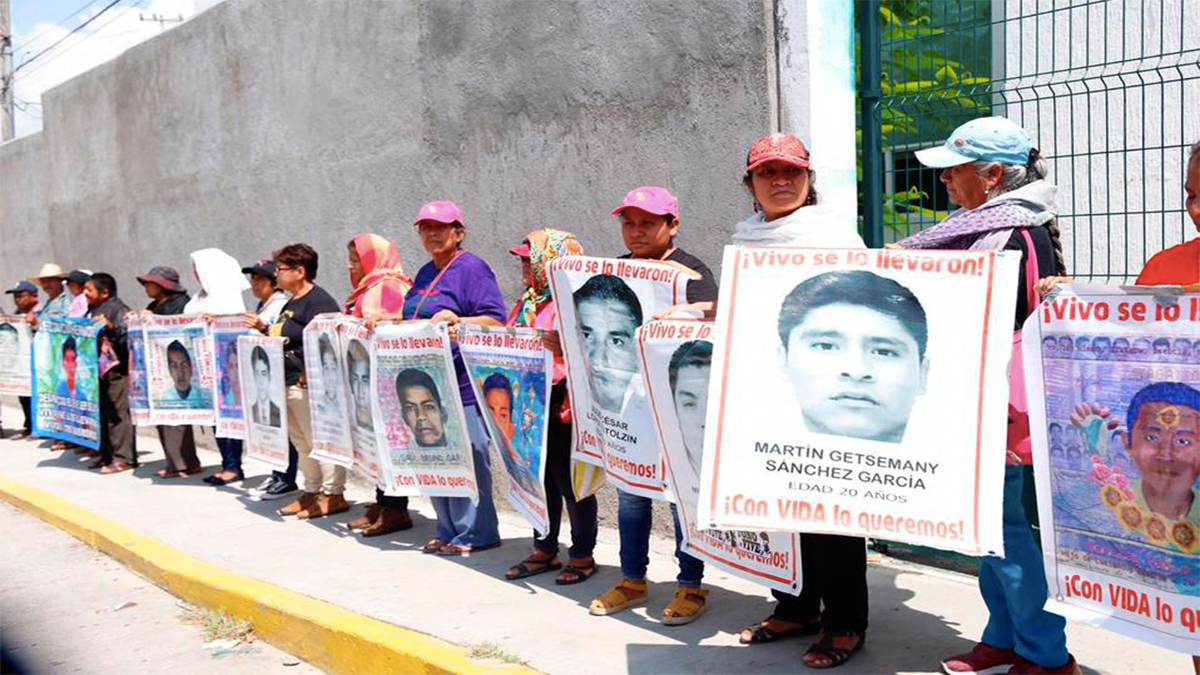 Normalistas vandalizan Palacio de Justicia de Iguala