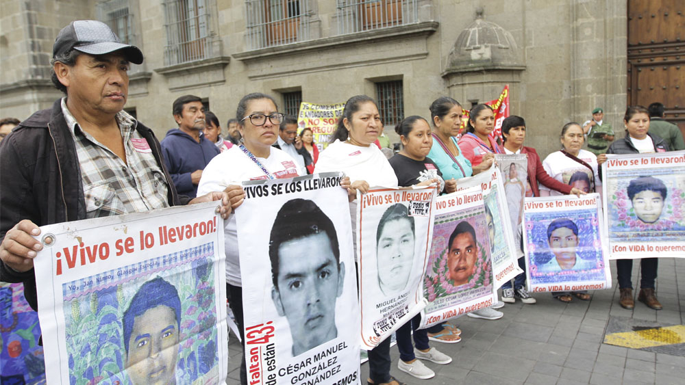 Concluye reunión de AMLO con padres de normalistas de Ayotzinapa