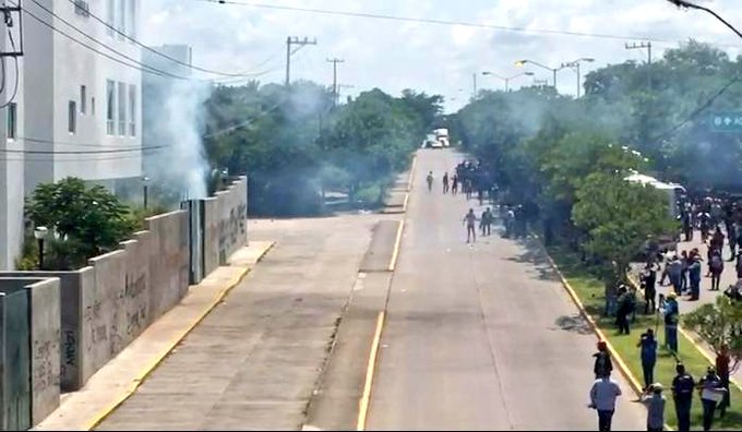 Normalistas vandalizan Palacio de Justicia de Iguala - padres-y-normalistas-atacan-el-palacio-de-justicia-de-iguala
