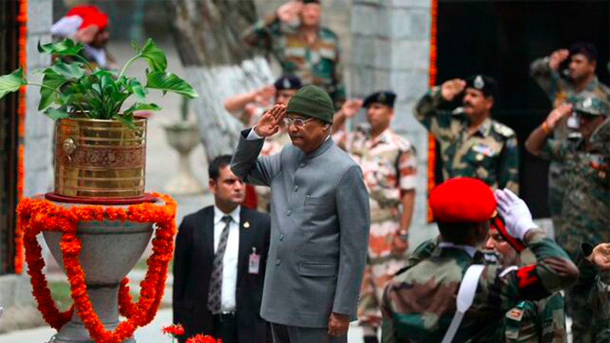 Pakistán prohibe al presidente de India volar sobre su territorio