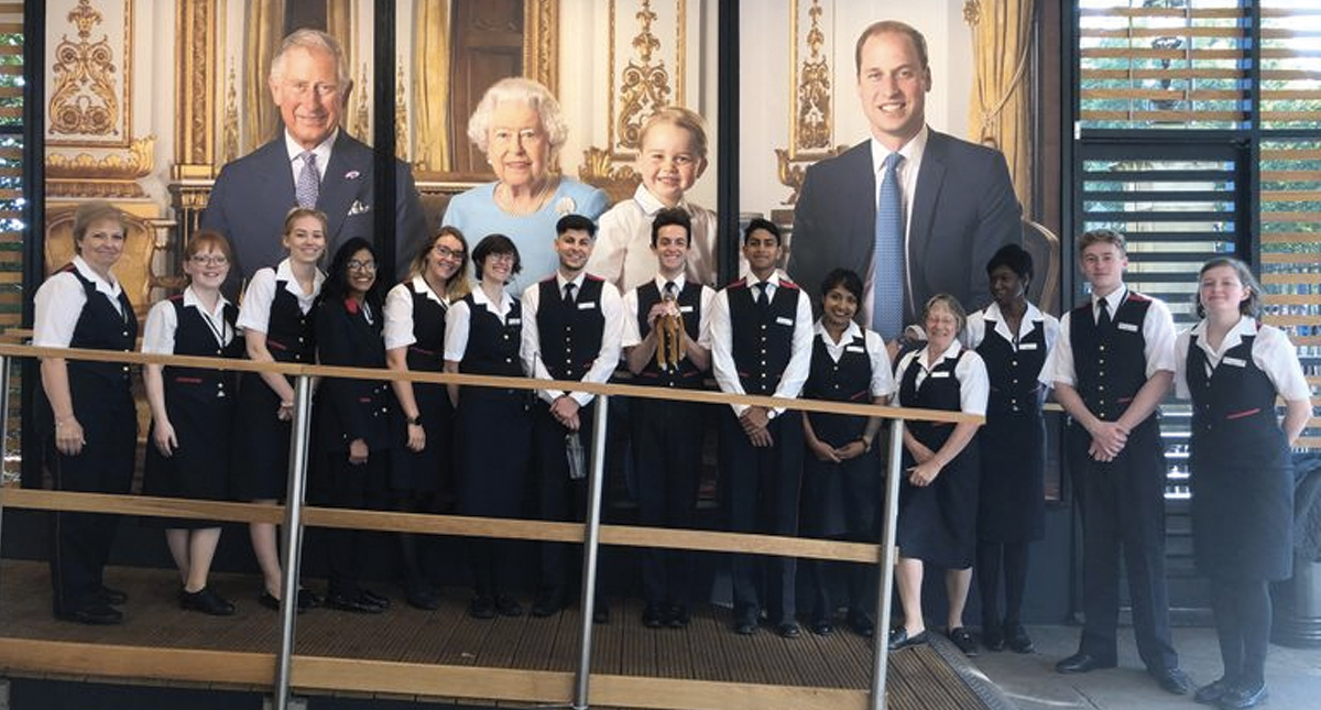 La reina Isabel devuelve peluche olvidado en el Palacio de Buckingham - palacio-buckingham