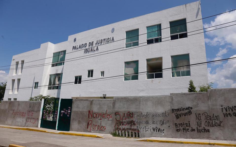 Normalistas vandalizan Palacio de Justicia de Iguala - palacio-de-justicia-de-iguala
