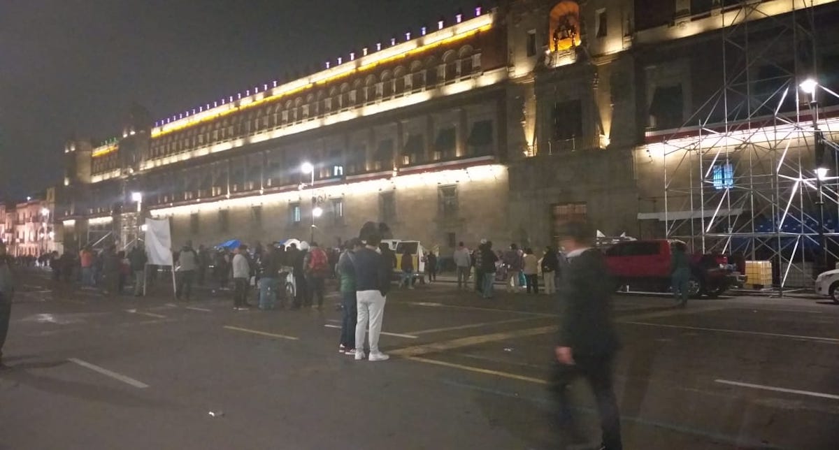 Manifestantes bloquean accesos a Palacio Nacional