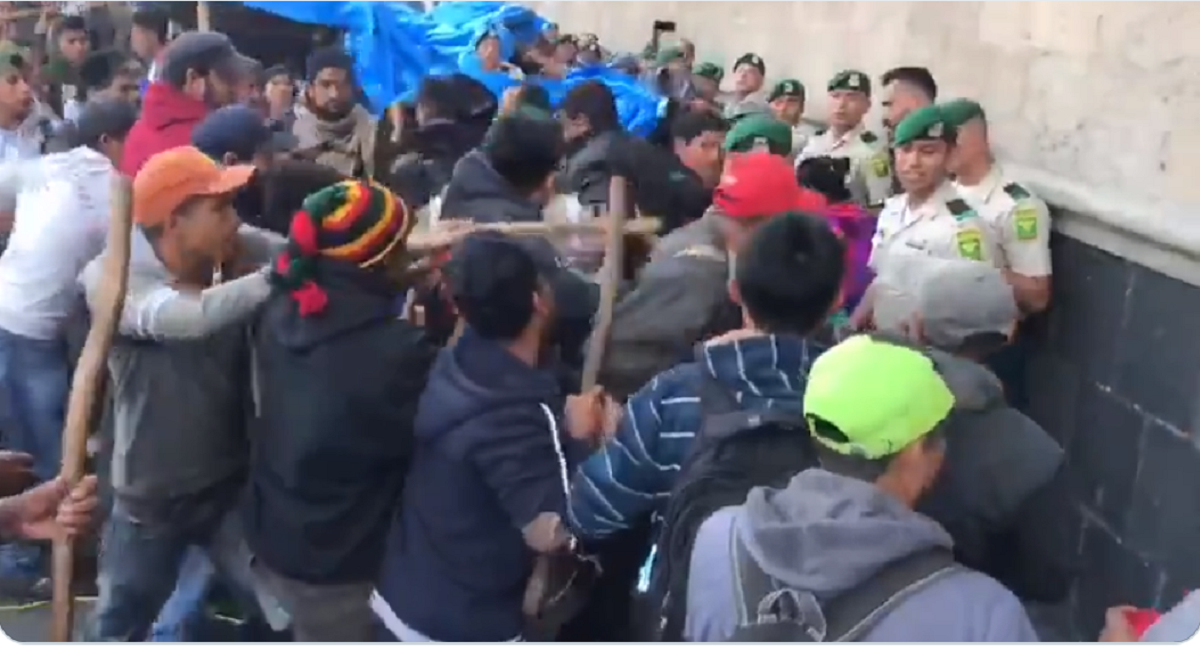 Manifestantes agreden a policías militares en Palacio Nacional