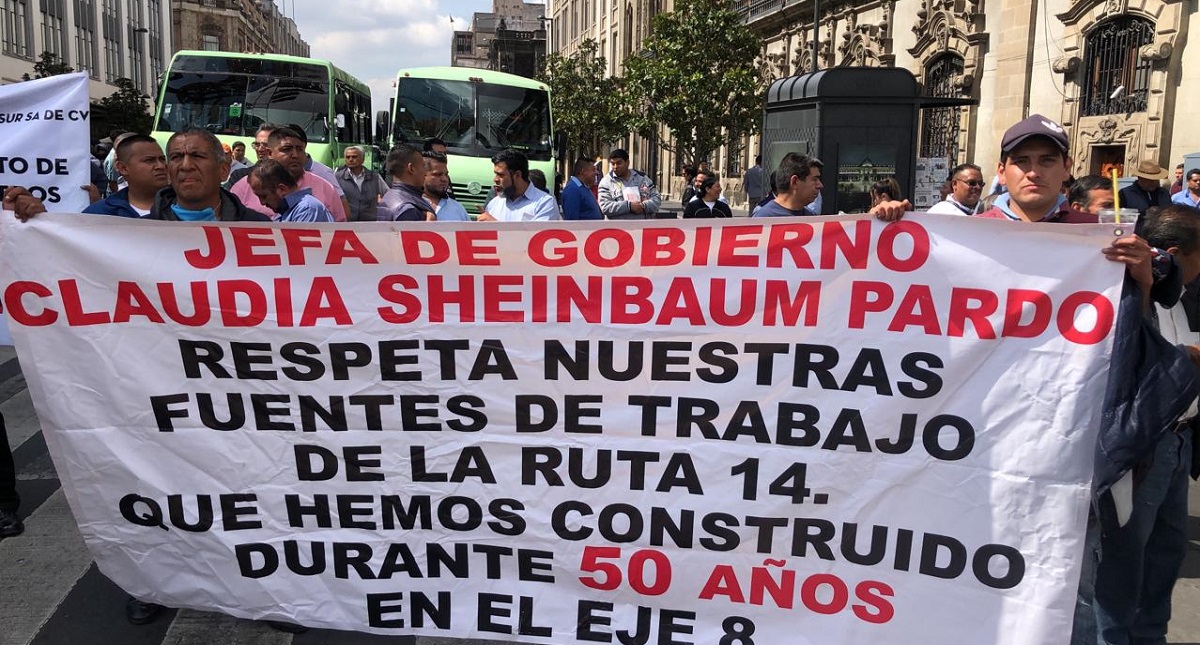 Amagan transportistas con nueva protesta para el 17 de septiembre; permanecen en el Zócalo - pancarta-de-demanda