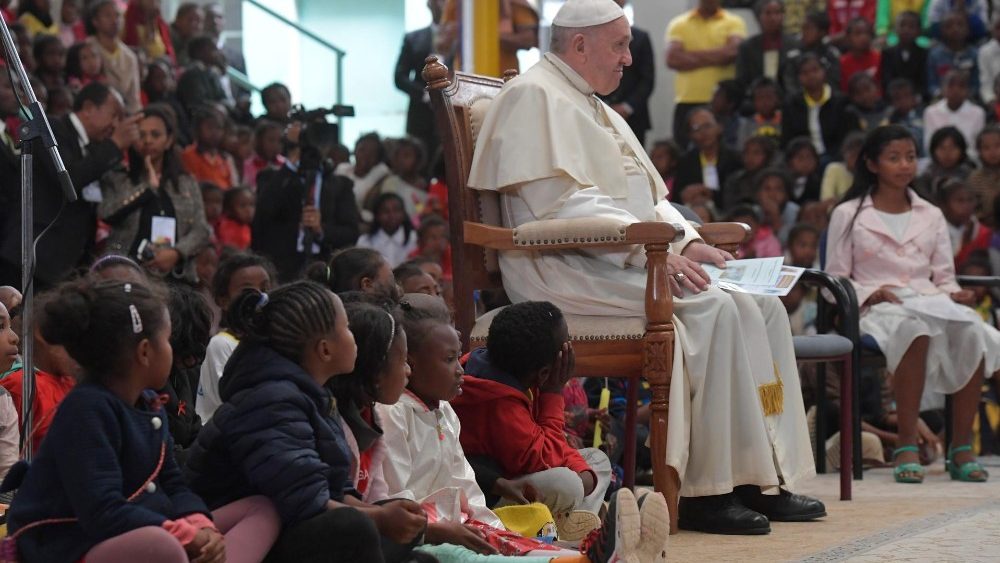 Papa Francisco asegura que "la pobreza no es inevitable" - papa-en-ciudad-de-la-amistad