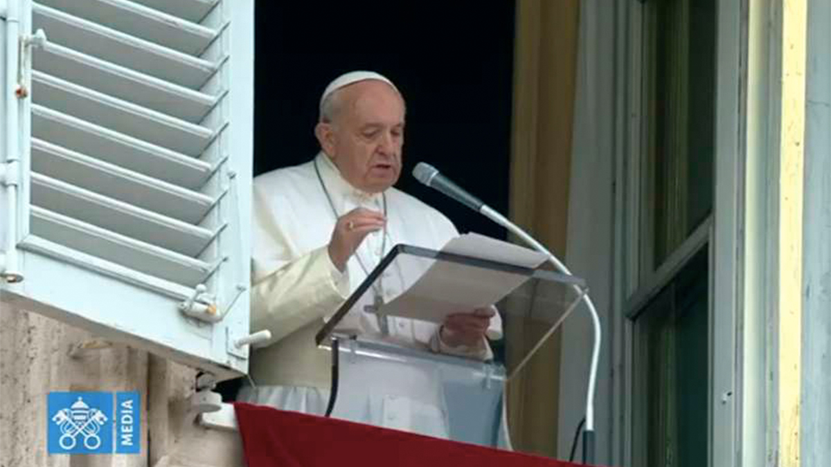 Papa Francisco pide mostrar cercanía a migrantes y refugiados