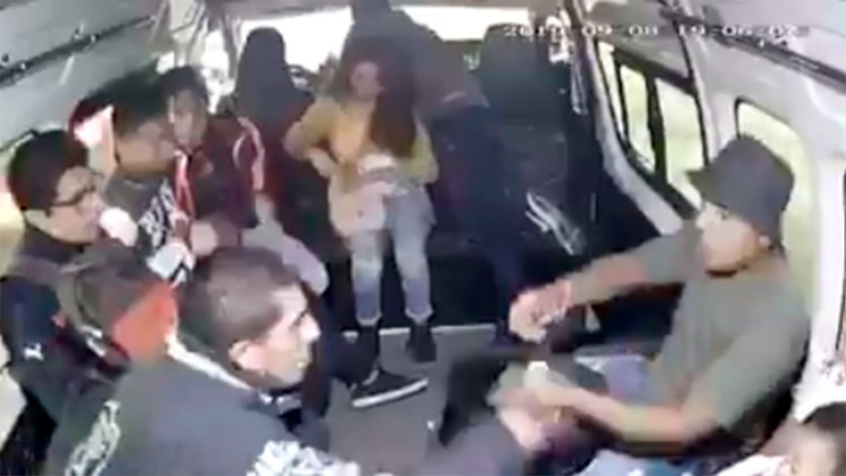 #Video Pasajeros persiguen y detienen a asaltante en Edomex