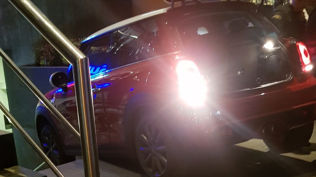 Confunde escaleras con entrada a estacionamiento en Patio Universidad