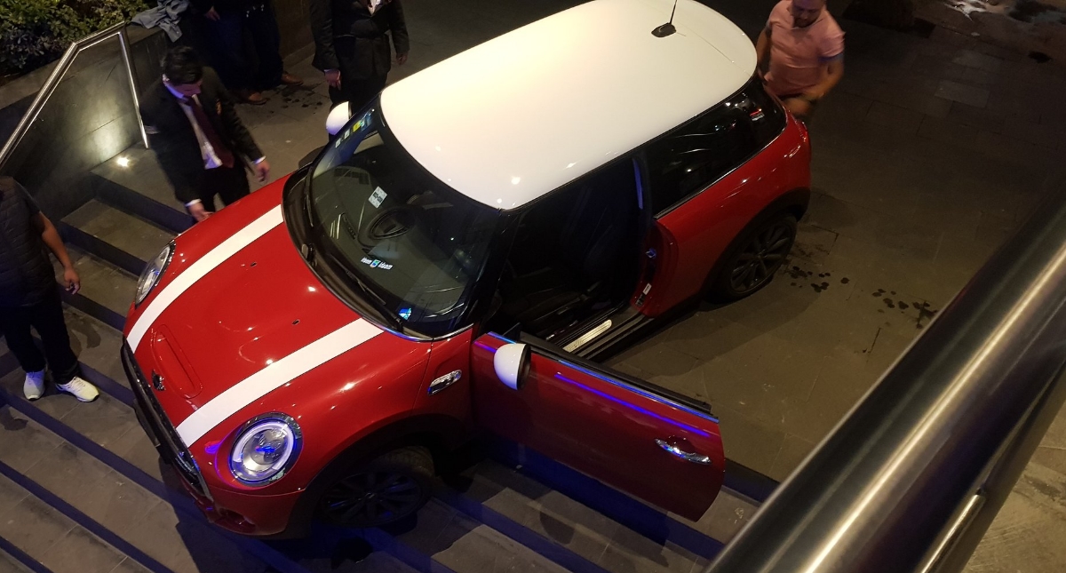 Confunde escaleras con entrada a estacionamiento en Patio Universidad - patio-universidad-auto-rampa-escaleras