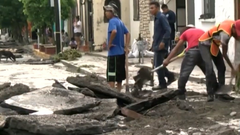 Desborde de arroyo Topo Chico devasta colonia de San Nicolás, NL