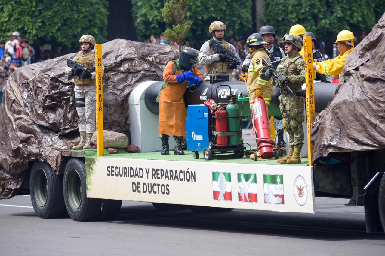 López Obrador encabeza su primer Desfile Militar - pemex-desfile-militar