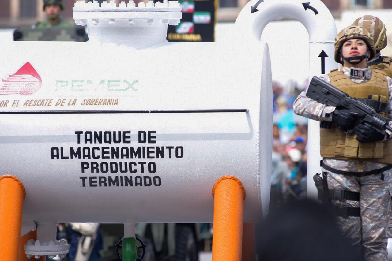 López Obrador encabeza su primer Desfile Militar - pemex-participa-en-el-desfile-nacional