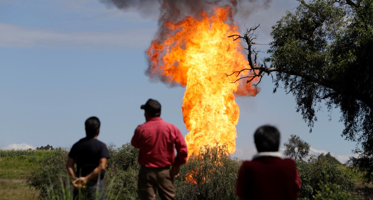 Trabajadores de Pemex controlan toma clandestina; seis resultan heridos