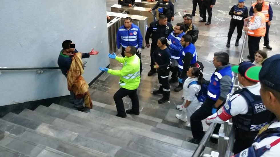 Hombre se corta el cuello en Metro Pantitlán