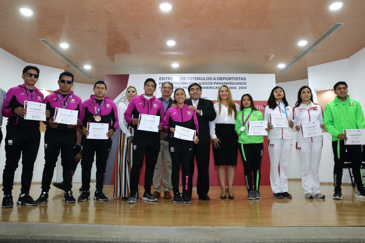 Entrega Miguel Barbosa estímulos a deportistas poblanos