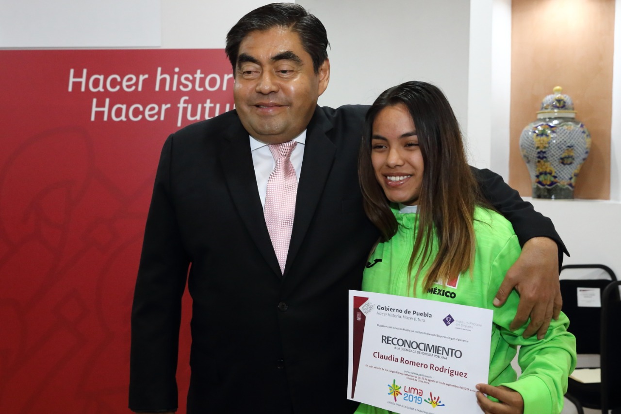 Entrega Miguel Barbosa estímulos a deportistas poblanos - photo-2019-09-23-18-18-11-3