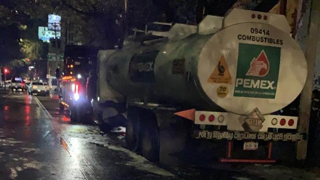 Limpian combustible en Periférico tras accidente de pipa