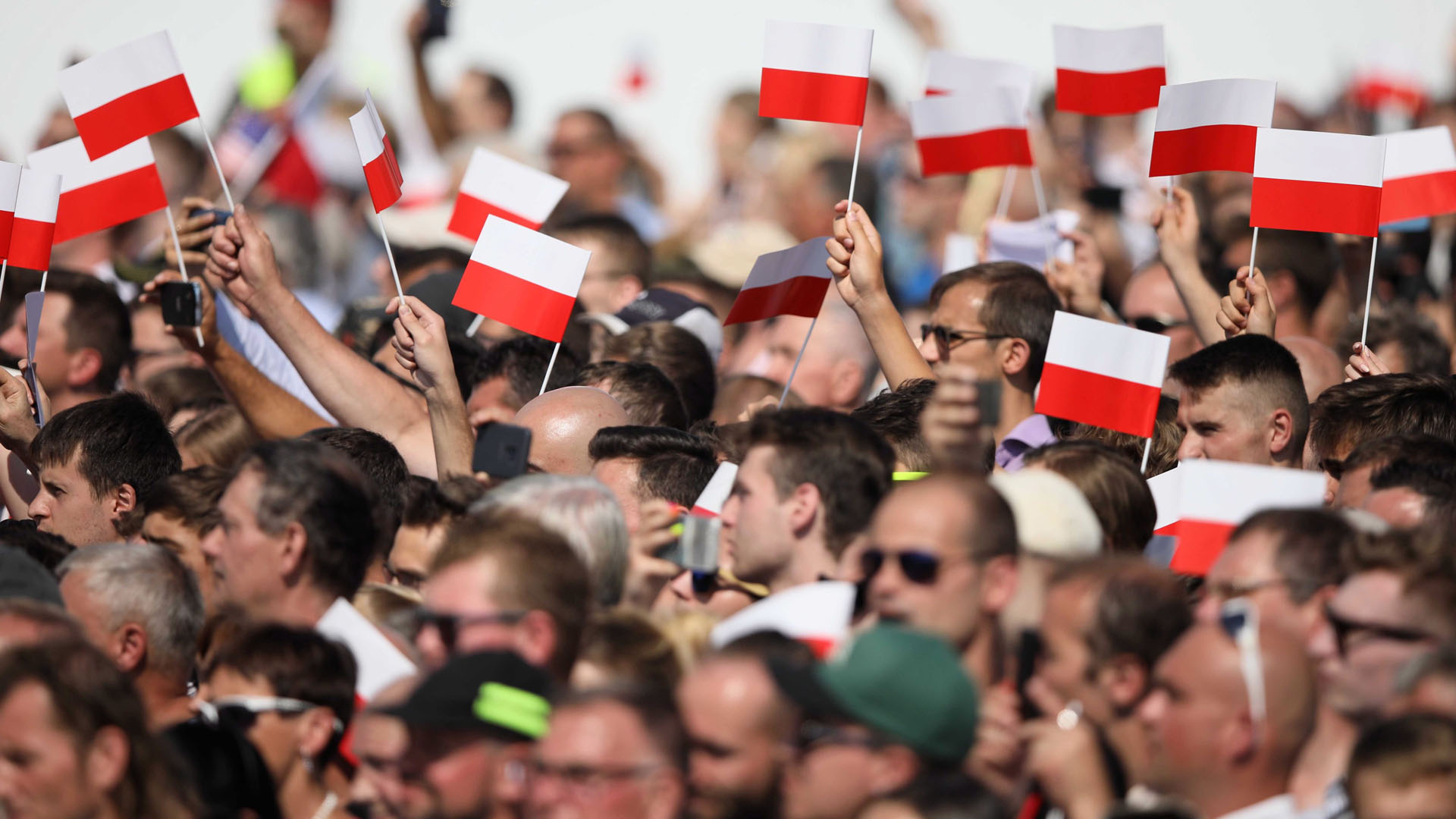 Polonia conmemora 80 aniversario del inicio de la II Guerra Mundial - polacos-asistentes-a-la-plaza-pilsudski-de-varsovia-por-aniversario-del-inicio-de-la-ii-gm