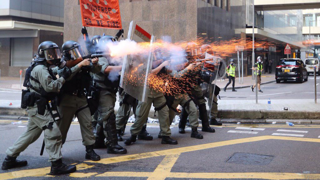 Protesta no autorizada termina en enfrentamientos en Hong Kong